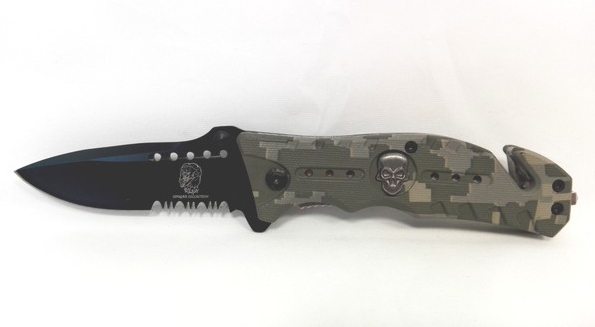 coltello serramanico mimetico scuro teschio