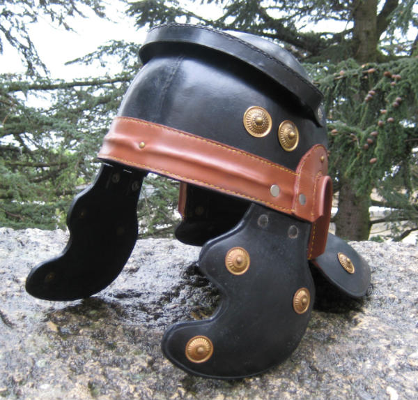 elmo cuoio legionario