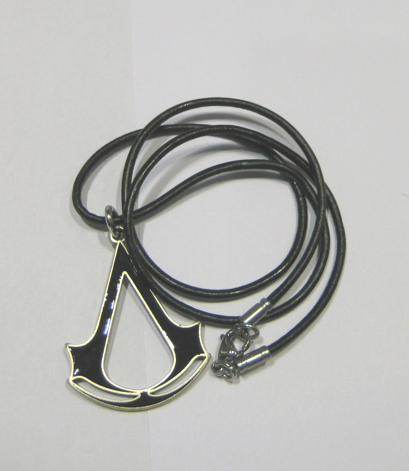 ciondolo crest grande assassin's creed smaltato nero ciondolo crest grande assassin's creed smaltato nero