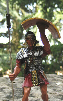 soldato romano in piombo scudo in alto
