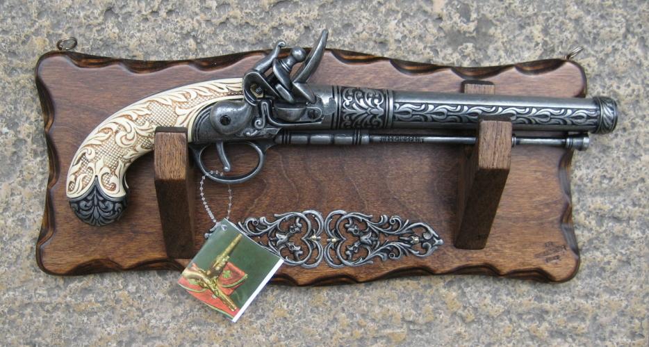 trofeo in legno con pistola -1-