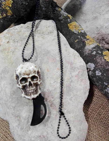 collana teschio con coltello