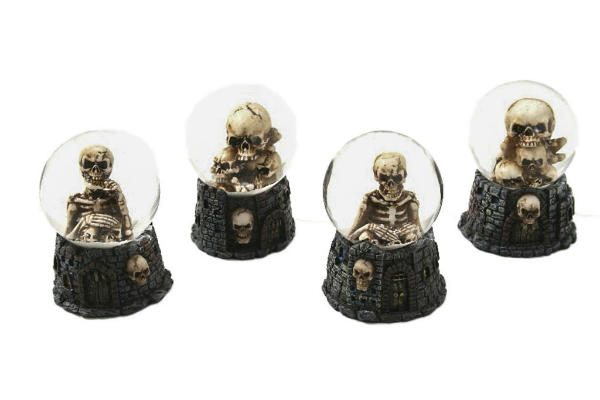 palle di neve con teschi