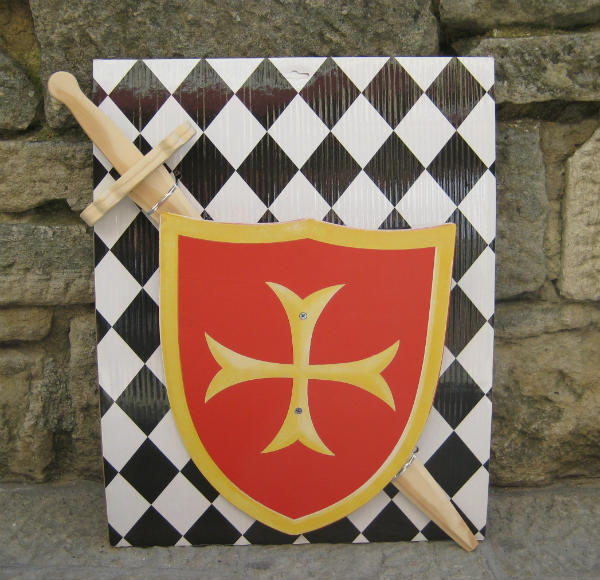 scudo croce gialla con spada