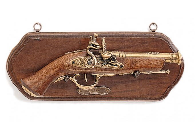 trofeo in legno con pistola -1-