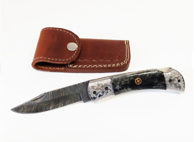 coltello chiudibile artigianale lama damasco carbonio