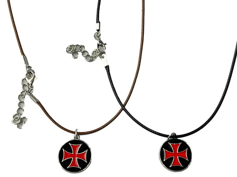 ciondolo templare sfondo nero croce rossa