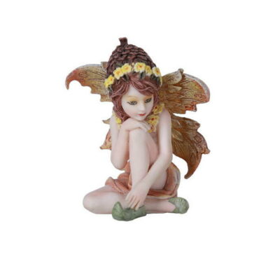 piccola fatina seduta