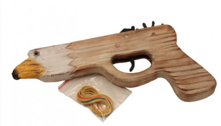 pistola in legno aquila