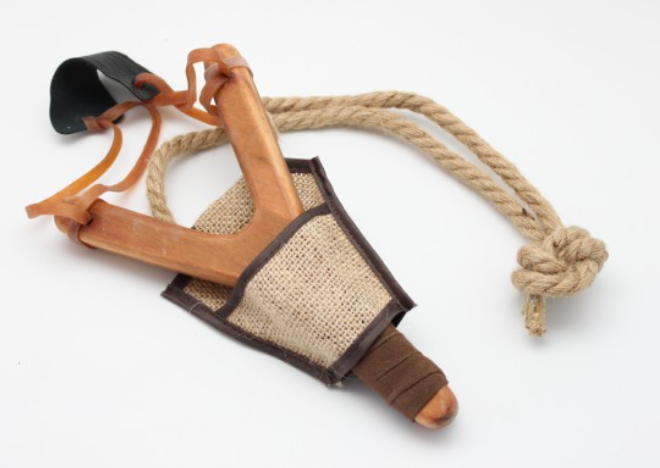 fionda in legno con fodero