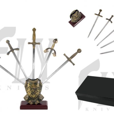 serie di  5 spadine medievali + espositore in legno