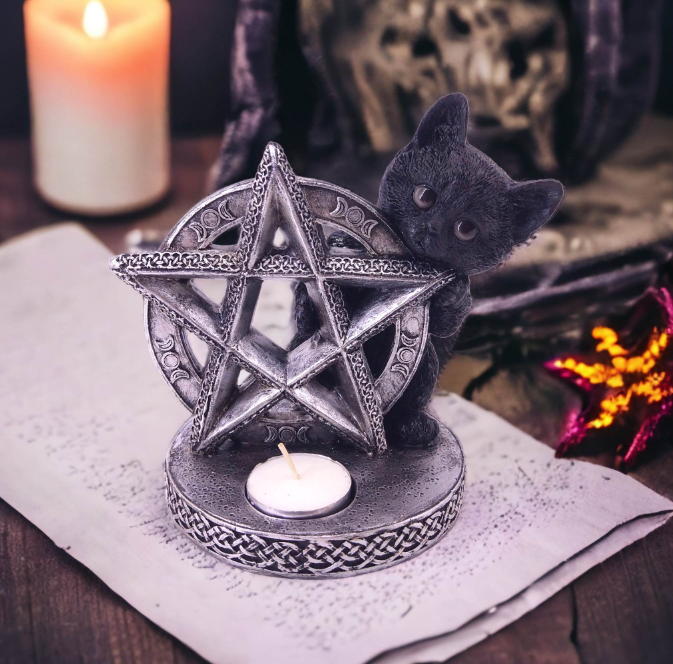 gatto nero in resina con pentagramma